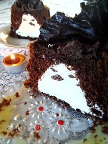 Leciutkie biszkoptowe ciasto, mocno czekoladowe a w tym delikatny krem waniliowy. Gratka na Halloween, dla dzieciaków i tych ciut starszych :)