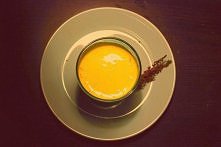 Oblizywanie miski po robieniu ciasta, ozdabianie ciasteczek, kłótnie z bratem o to kto wyliże łopatki z miksera. Ale najbardziej w świecie uwielbiałam słodki i aksamitny  kogel-...