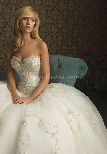 tiulowa suknia bez rękawów z aplikacja sympatia kaplica pociągu ślubny - wegdress.com