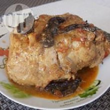 Składniki
ilość porcji: 6 

    1 duża cebula, drobno posiekana
    1 łyżka mąki kukurydzianej
    1,2 kg schabu wieprzowego bez kości
    2 łyżki oliwy z oliwek
    1 słoik (30...