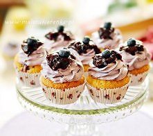 Babeczki jagodowe z kremem jagodowym i sosem