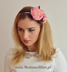 Opaska metalowa na której umieszczone zostały różowe peonie z materiału. Ozdoba idealnie uzupełni nawet najskronmniejszą kreację weselną czy karnawałową. Opaska doskonale trzyma...
