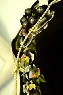 Bluzka ozdobiona ręcznie malowanymi kwiatami.