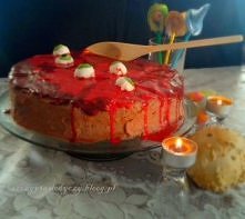 Zaskakująco krwawy i apetyczny torcik. Jest on bez wątpienia upiorny, ale czy też upiornie trudny do wykonania? Przekonajcie się sami!