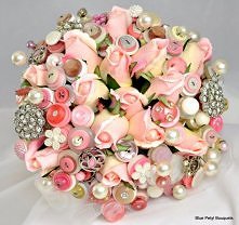 Tutaj fotka bukietu gdzie użyto nie tylko kwiatów ale również guzików