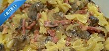 Składniki:

400 g makaronu kokardki
500 g boczku wędzonego
2 cebule
500 g pieczarek
250 ml kwaśnej śmietany 18%
1 łyżka mąki
olej do smażenia
sól
pieprz

Sposób przygotowania:

...
