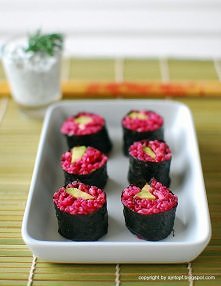 Buraczane sushi z awokado i sosem koperkowym