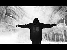 'Nigdzie sam nie idziesz, jestem obok,
nawet, gdy zwiążą ci oczy będę z tobą
Czekasz na słodki strzał z podniesioną głową'