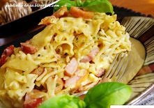 Zapiekanka makaronowa z kiełbasą

Składniki: 

200g makaronu (rurki, świderki, kolanka, penne)
250g wędzonej cienkiej kiełbasy (lub szynki, parówek)
1 cebula
2 ząbki czosnku
prz...