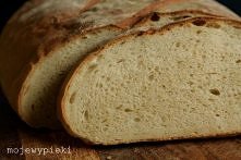 Składniki na 1 bochenek:

    700 g mąki pszennej chlebowej
    2 łyżeczki soli
    25 g miękkiego masła
    1 saszetka suchych drożdży (7 g) lub 14 g drożdzy świeżych
    1 łyż...