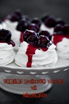 Krwawe gniazdka bezowe z bitą śmietaną i frużeliną wiśniową