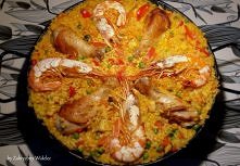 Paella z owocami morza i kurczakiem