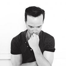 Popatrzcie na te oczyska i subtelny uśmiech!