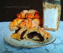 Rogaliki z niebieskim makiem na cieście drożdżowo - dyniowym oblane kwaskowatym lukrem. Pychota! Może nawet lepsze od oryginalnych marcińskich?