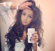 Nie potrzeba tony makijażu by wyglądać ładnie ;)