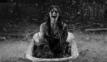 "Jes­tem sa­molub­na, niecier­pli­wa i trochę niepew­na siebie. Po­pełniam błędy, tracę kon­trolę i jes­tem cza­sami ciężka do zniesienia. Ale jeśli nie pot­ra­fisz znieść ...