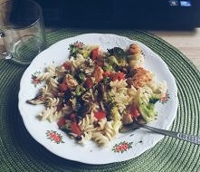 Makaron z warzywami i kurczakiem.