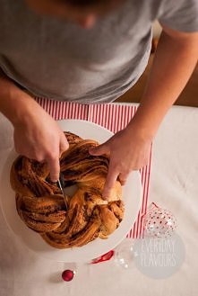 CYNAMONOWY WIENIEC DROŻDŻOWY Z CZEKOLADĄ.