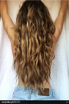 WŁOSY BEZ OBJĘTOŚCI.
Jeśli szukasz prostego oraz skutecznego sposobu, by nadać włosom nieco objętości, z pomocą przyjdzie maseczka z jajek, a konkretnie z białek. Efektem dodatk...