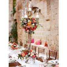 Cudowna dekoracja stołu ze świecami.