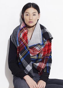 Wizerunek w pracy: szal.

W KRATĘ
Szalenie mody od zawsze i na zawsze, a przez to pasujący bezwzględnie do wszystkiego. Dodatek czerwieni urozmaici nawet najbardziej ponurą styl...