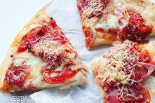 Pizza z szynką i salami

Składniki na 4 pizze, o średnicy 20 cm każda:

Ciasto:
•	30 g świeżych drożdży, o temperaturze pokojowej
•	1 łyżeczka cukru
•	1 (niepełna) szklanka ciep...