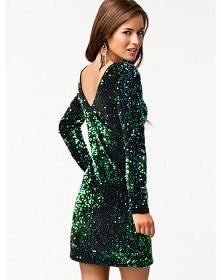 Efektowna czarna sukienka MOTEL ROCKS ozdobiona pięknie połyskującymi szmaragdowymi cekinami. Na plecach głęboki dekolt V. Od spodu komfortowa śliska podszewka.