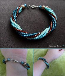 bransoletka koralikowa w kolorze turkusowym