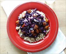 Stir-fry z boczniakami, czerwoną kapustą i dynią podany z bulgurem