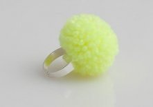 pierścionek pompon fluorescencyjny żółty neon