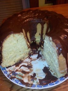 Upiekłam pyszną drozdzową babkę z jabłkami,polana czekoladą.Szbko znikła z talerza.