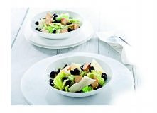 Sałatka cesarska z czarnymi hiszpańskimi oliwkami 

Składniki: 20 czarnych hiszpańskich oliwek,4 obrane ząbki czosnku, 3 łyżki soku z cytryny,6 filetów anchois, 2 łyżki musztard...