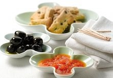 Słone ciasteczka z Hiszpańskimi Oliwkami 

Składniki: 10-12 czarnych hiszpańskich oliwek,
400 g mąki, 100 ml hiszpańskiej oliwy,
100 ml mleka, oliwa z oliwek, szczypta soli,
pła...