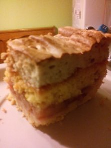 Szarlotka na kruchym cieście pod pierzynką toffi.Pyszna i uwielbiana przez przez domowników i znajomych.Polecam.