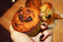 muffinki;*   2 szklanki mąki 2/3 szklanki cukru 2 łyżeczki proszku do pieczenia 1 szklanka mleka 100 g masła (do roztopienia) 1 jajko czekolada (najlepiej trochę białej i mleczn...