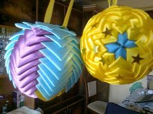 Robię śliczne bombki metodą wstązkową,i prezentują się ślicznie na choince lub stole jako stroik Świąteczny.polecam.