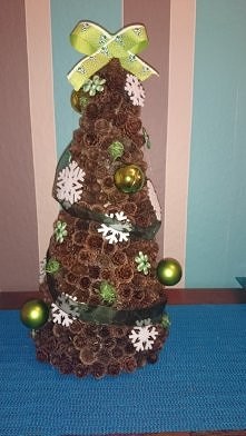 choinka z szyszek na zielono