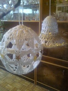 Moje wyroby dziergane szydełkiem.Zdobią choinkę i robię z nich stroiki.