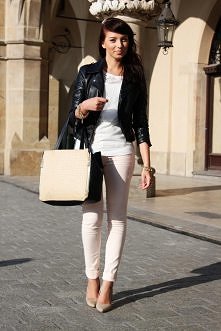 pudrowe spodnie + koronkowa bluza + asymetryczne szpilki:)