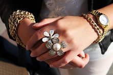 pudrowe spodnie + koronkowa bluza + asymetryczne szpilki:)