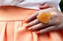 brzoskwiniowa spódnica z baskinką + biała koszula :)