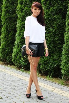 biały sweter z odkrytymi plecami + skórzane spodenki :)