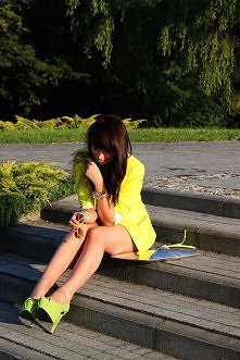 neonowa marynarka + jeansowe szorty + limonkowe szpilki :)