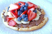 gofry z nutellą i owocami