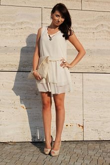 szyfonowa sukienka + beżowe i złote dodatki :)