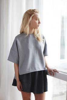 Niezbędnik: basic! Fundamenty kobiecej garderoby. Na czym polega ich fenomen?

PUDEŁKO w roli bluzki. Gubi ramiona, maskuje talię, pozostawia miejsce dla wyobraźni. Jest najleps...