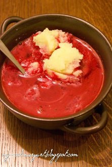 Zabielany barszczyk czerwony z gniecionymi ziemniaczkami. Mniam!
Po przepis zapraszam na blog :)