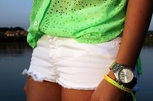 neonowa koszula + białe szorty, czyli dzień nad wodą :)