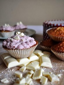 Babeczki z białą czekoladą i kremem malinowym