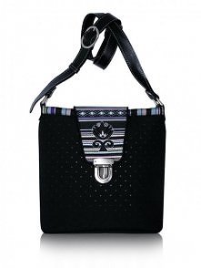 Pikowana torebka z haftowaną klapą i pasem